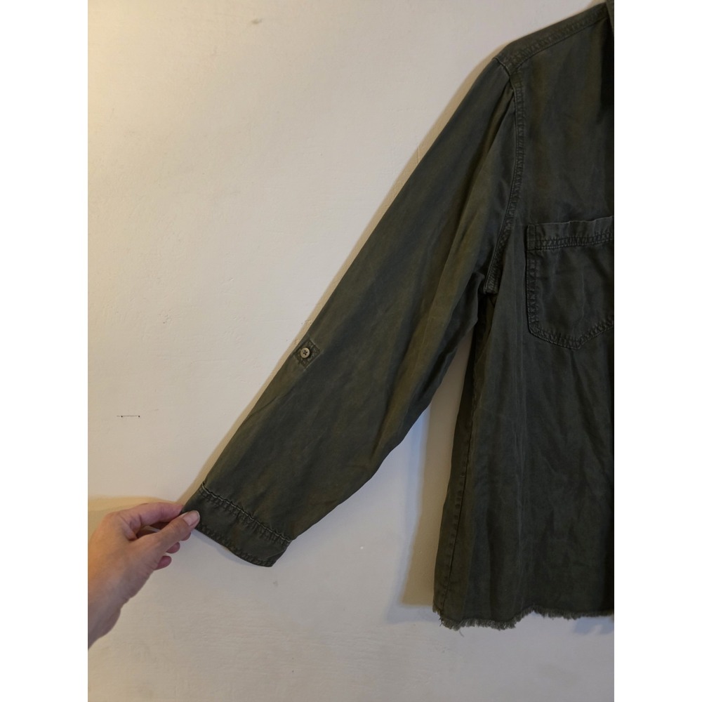 Chico's Women's 2.5(14) Green‎ Frayed Trim Roll-Tab Long Sleeve Button Up Blouse - Picture 5 of 9